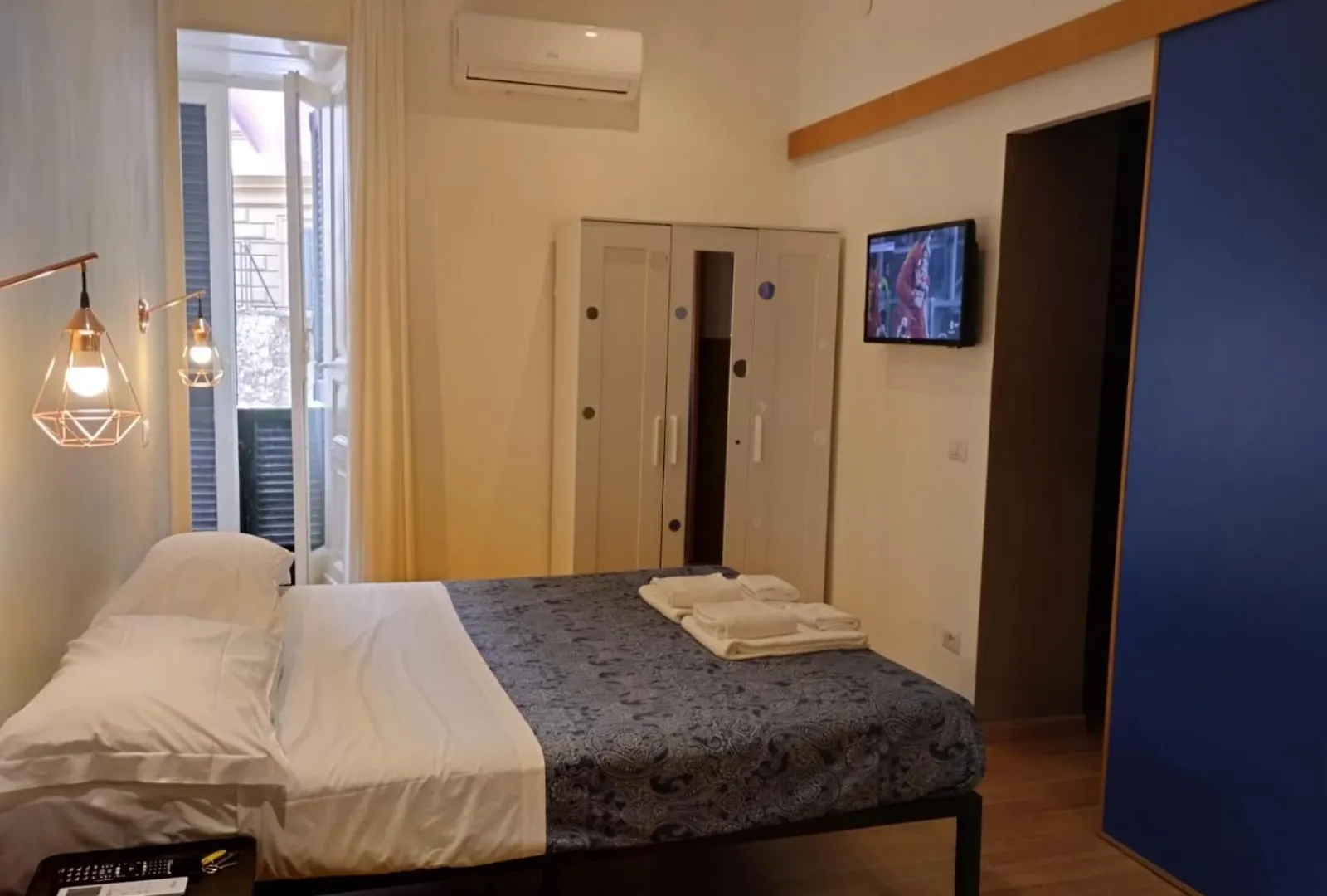 Nocleg ze śniadaniem Bed and Breakfast Amedeo Square Neapol
